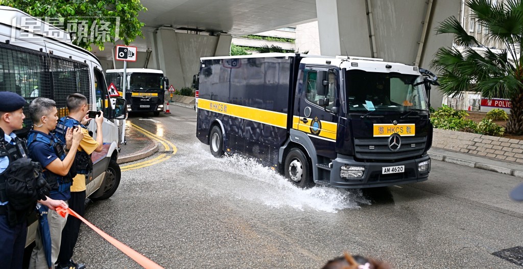 囚車抵達法院。劉駿軒攝 囚車抵達法院。劉駿軒攝