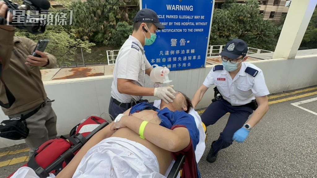涉事父親由救護員送院治理。梁國峰攝 涉事父親由救護員送院治理。梁國峰攝