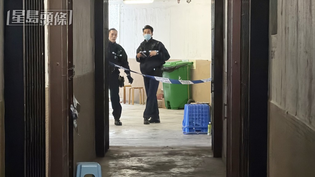 周三早上兇案現場未解封，有警員在單位外駐守。
