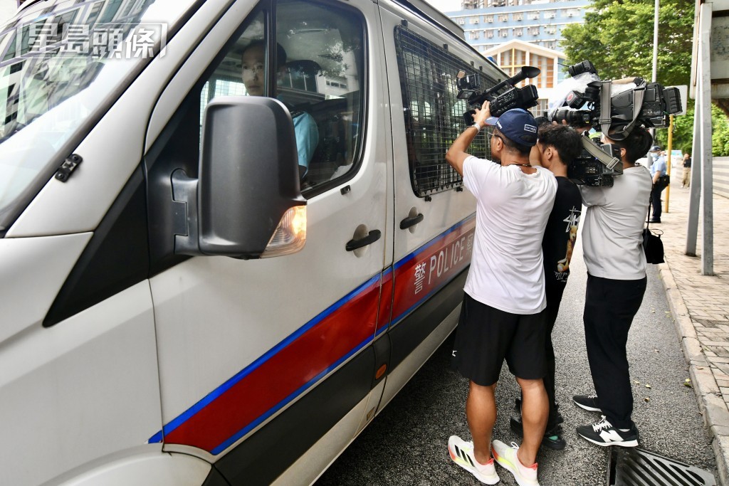 女被告由警車押解到庭應訊。盧江球攝 女被告由警車押解到庭應訊。盧江球攝