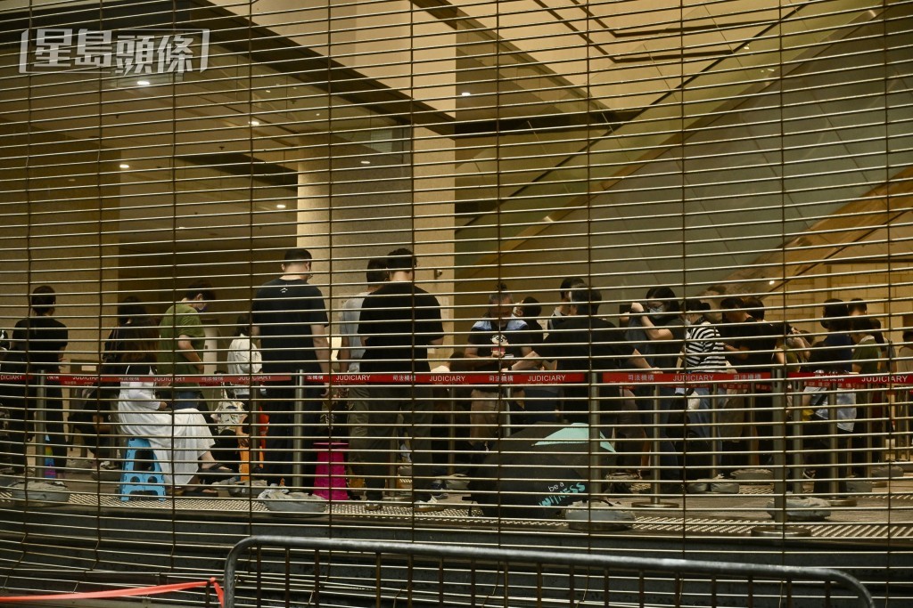 黑雨下原本在法庭外輪候的市民，被安排進入室內位置繼續排隊。劉駿軒攝