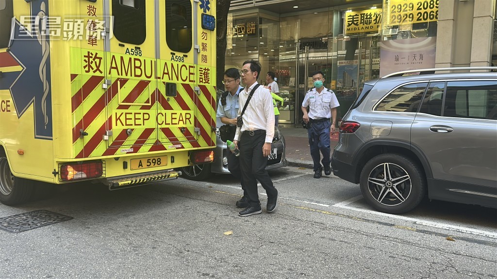 男子由警員陪同送上救護車。劉漢權攝