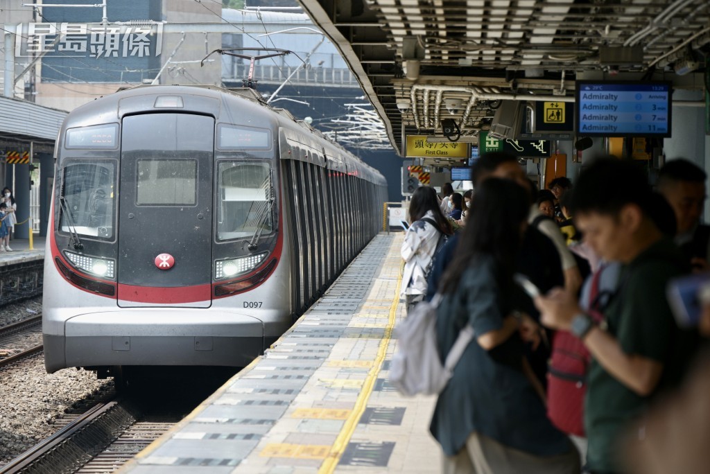 港铁根据票价调整机制,今年可加价5.05%,由于触及封顶机制,最多可加价3.09%。资料图片 港铁根据票价调整机制,今年可加价5.05%,由于触及封顶机制,最多可加价3.09%。资料图片