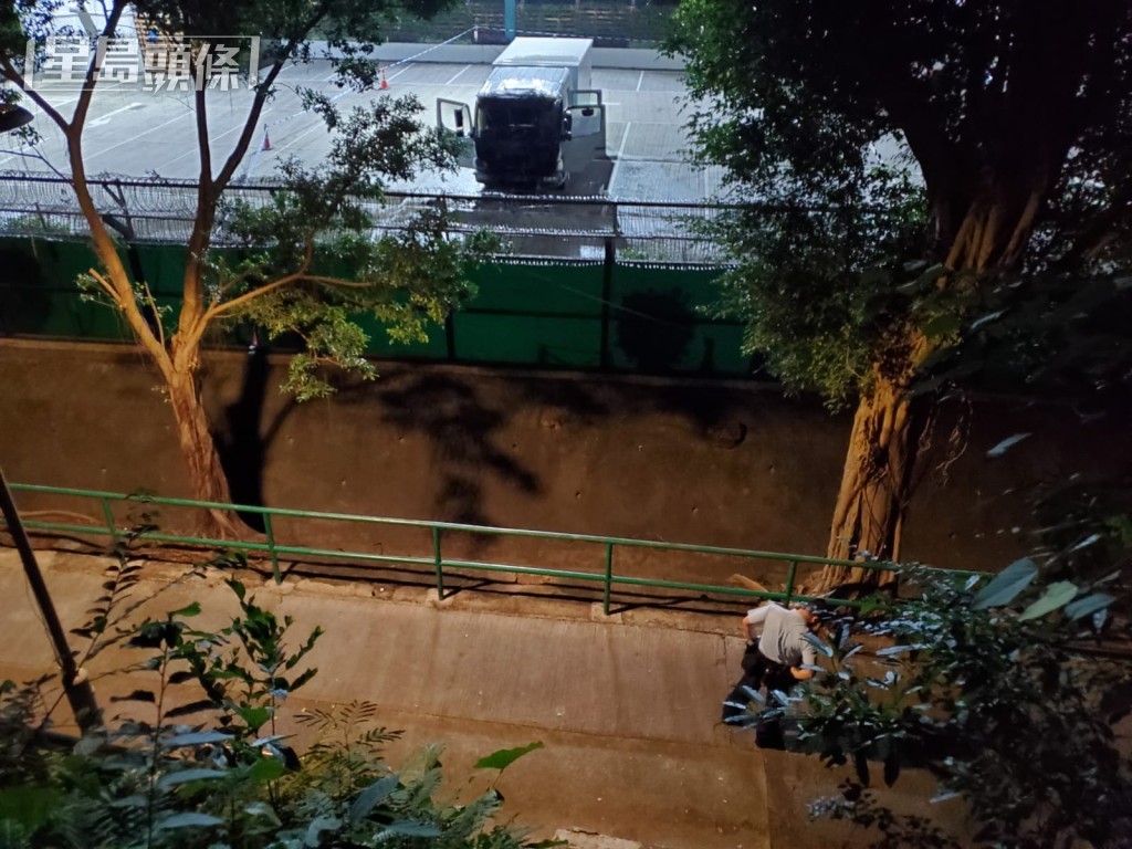 停車場內一輛貨車起火焚燒。資料圖片 停車場內一輛貨車起火焚燒。資料圖片