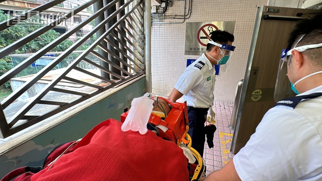 的士司机半昏迷,由救护员送院。梁国峰摄 的士司机半昏迷,由救护员送院。梁国峰摄