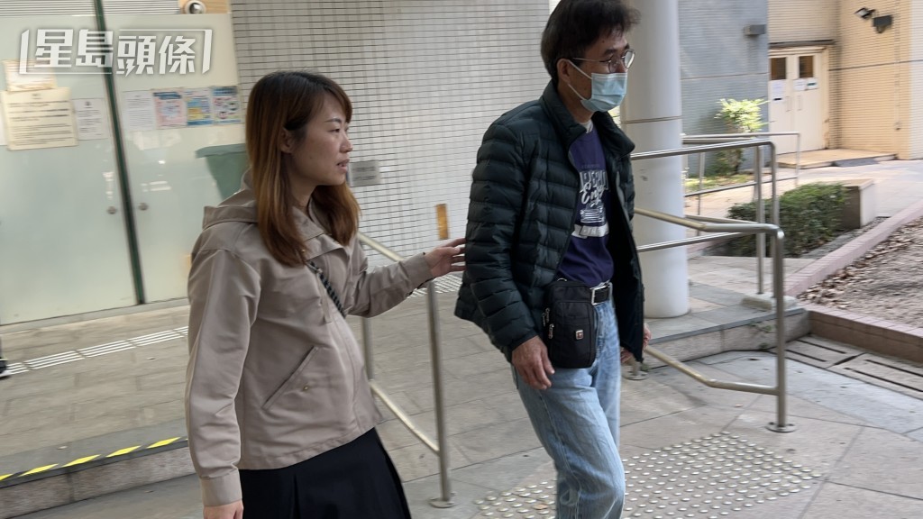 工權會總幹事蕭倩文陪同死者的父親辦理認領遺體手續。