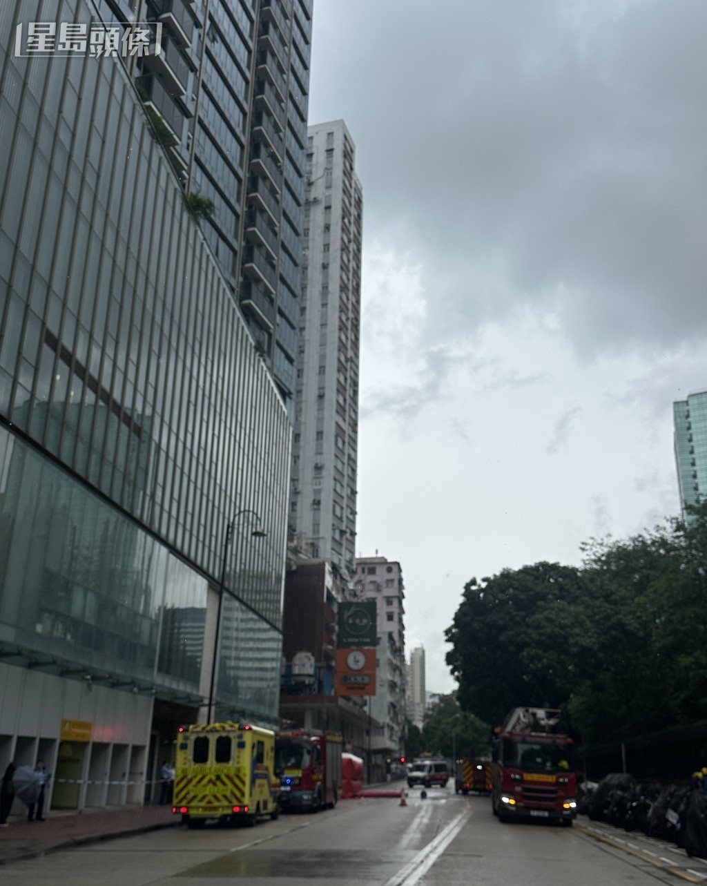 染布房街來回方向近奶路臣街的全線封閉。 染布房街來回方向近奶路臣街的全線封閉。