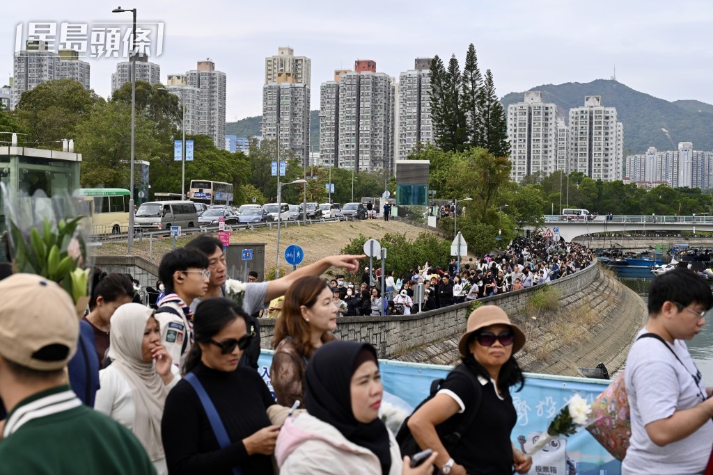 逾千名市民赴大埔獻花,人龍長達1.5公里。劉駿軒攝 逾千名市民赴大埔獻花,人龍長達1.5公里。劉駿軒攝
