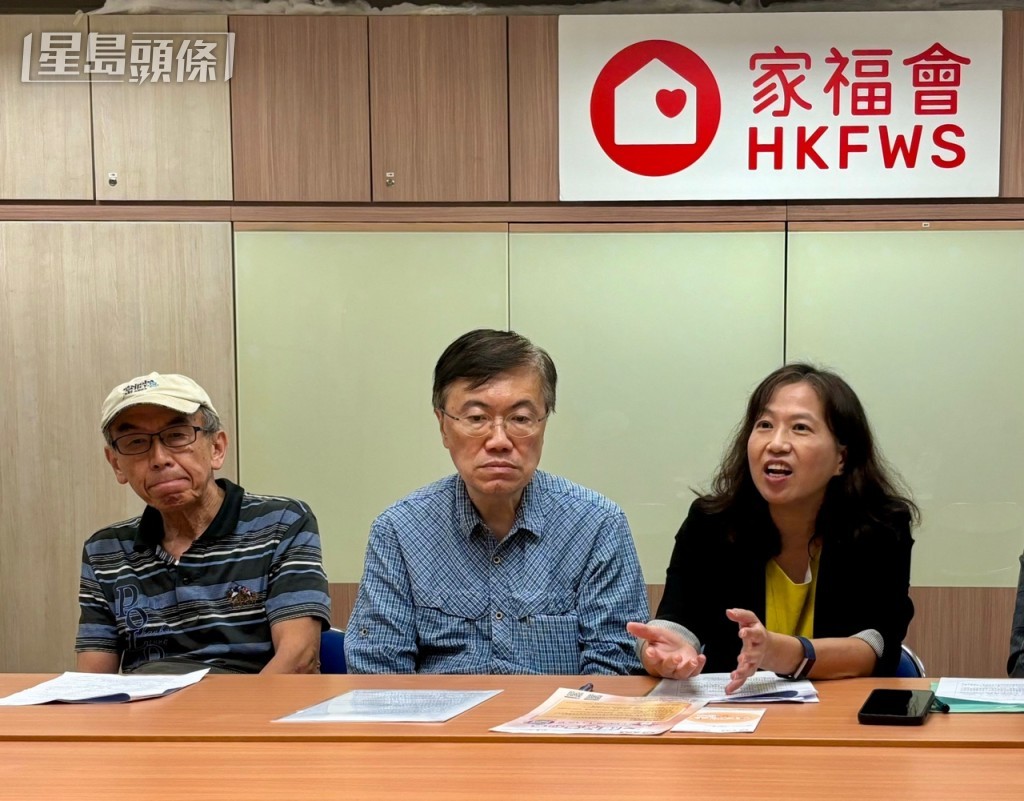 護老者劉先生(左一)、護老者李先生(左二)、家福會高級經理黃愛球(右三)講述護老者面對的問題。 郭穎彤攝 護老者劉先生(左一)、護老者李先生(左二)、家福會高級經理黃愛球(右三)講述護老者面對的問題。 郭穎彤攝
