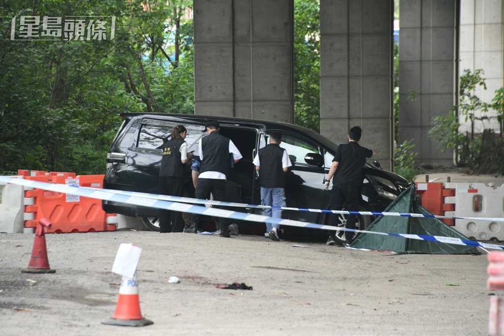 警方用帳篷遮蔽遺體。 警方用帳篷遮蔽遺體。