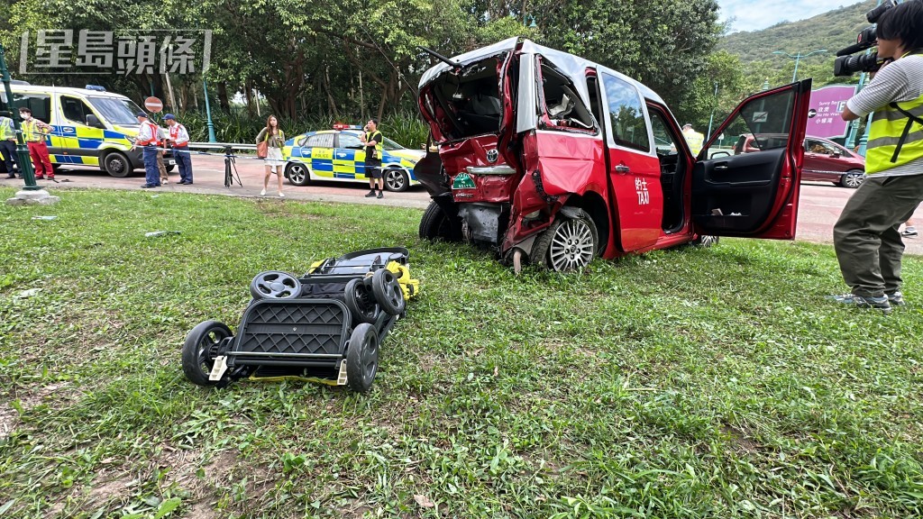 其中一輛的士車尾損毀,當時載客並有BB車。劉漢權攝 其中一輛的士車尾損毀,當時載客並有BB車。劉漢權攝
