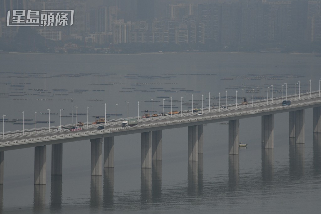 深圳灣大橋事發路段的慢線封閉。梁國峰攝