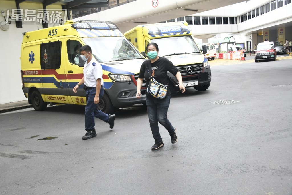 女傷者自行由救護車下車，行往急症室。楊偉亨攝