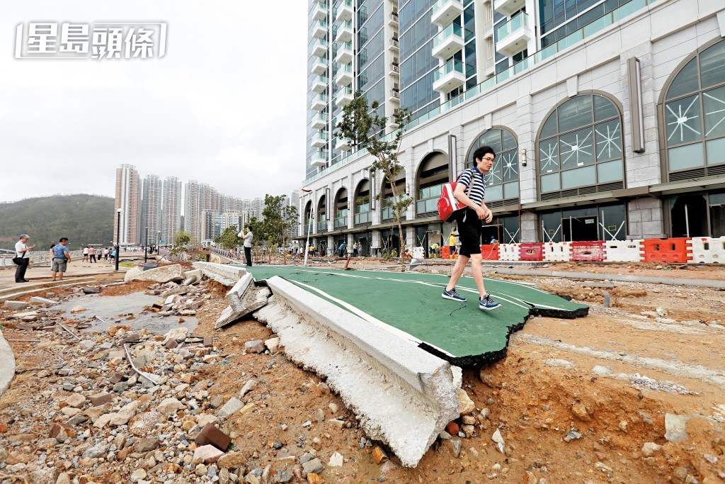 將軍澳海濱公園跑步徑被整幅吹斷,行人路地磚亦遭吹翻變成爛路,滿目瘡痍。資料圖片 將軍澳海濱公園跑步徑被整幅吹斷,行人路地磚亦遭吹翻變成爛路,滿目瘡痍。資料圖片