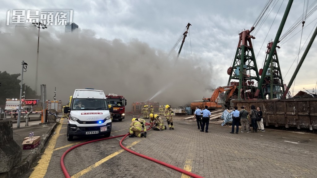 警方及消防到場。