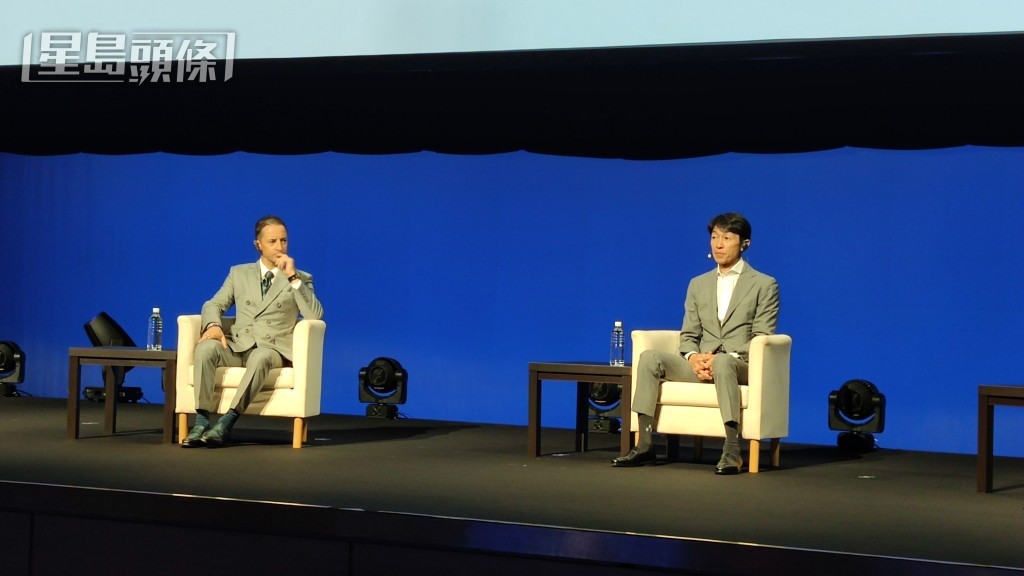 李慕華 (左) 表示現時很多國家規管騎師用鞭，將他們當作罪犯看待。