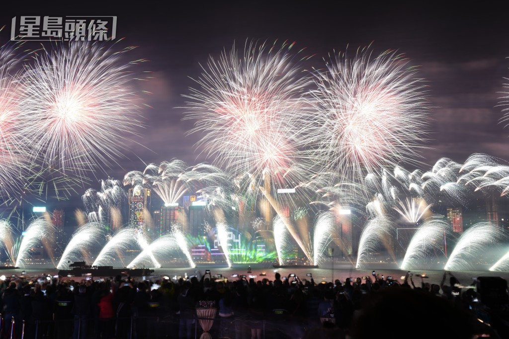 「香港跨年倒數」煙花音樂匯演。蘇正謙攝 「香港跨年倒數」煙花音樂匯演。蘇正謙攝