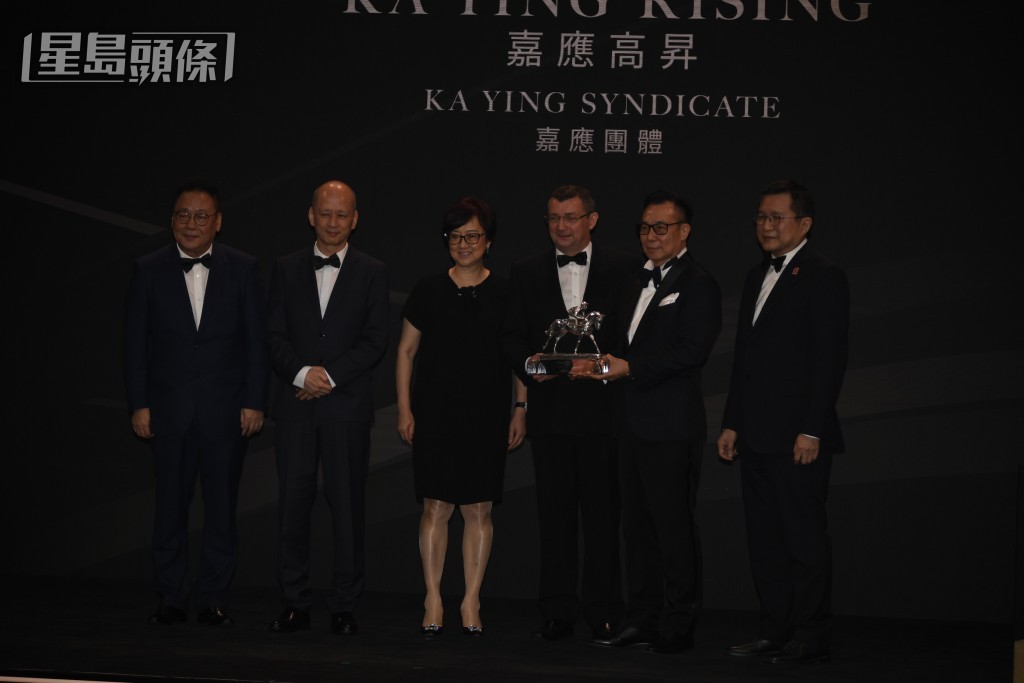 「嘉應高昇」榮獲上季最大進步獎和最佳新馬，此馬團體經理人梁錫光受訪時曾透露，希望「嘉應高昇」可以馬如其名，在新季繼續步步高升。