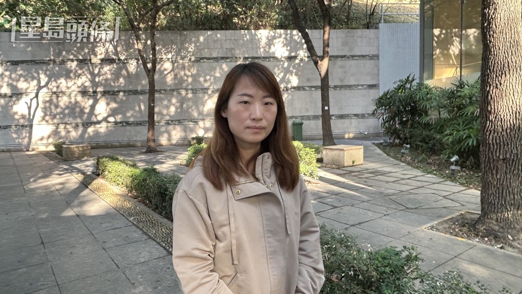 工權會總幹事蕭倩文到葵涌殮房,協助死者家屬辦理認屍手續。蔡楚輝攝 工權會總幹事蕭倩文到葵涌殮房,協助死者家屬辦理認屍手續。蔡楚輝攝