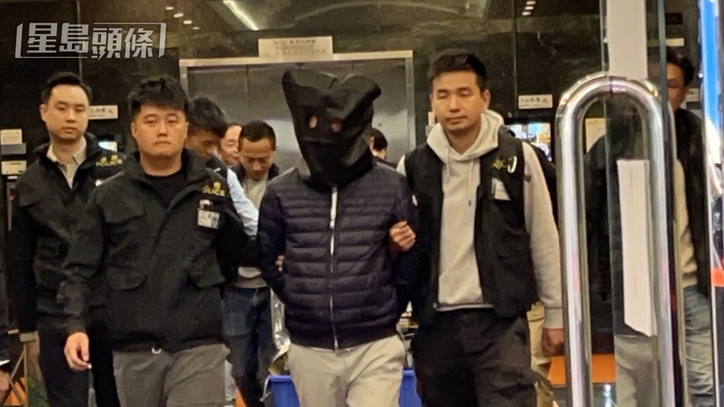 警方搜查工程公司後，帶走一名被捕人。