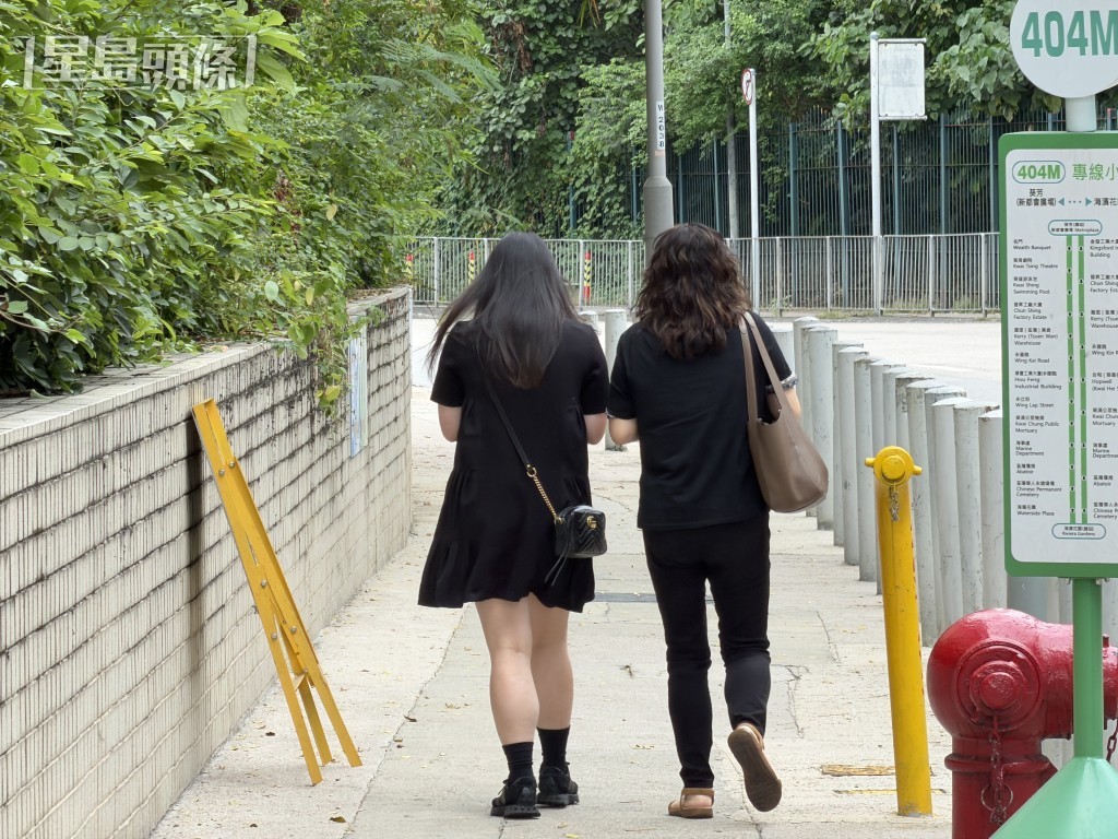 女死者的2名女親友認屍後離去。 女死者的2名女親友認屍後離去。