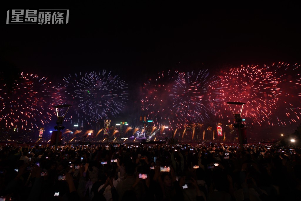 2024年除夕煙花。歐樂年攝 2024年除夕煙花。歐樂年攝