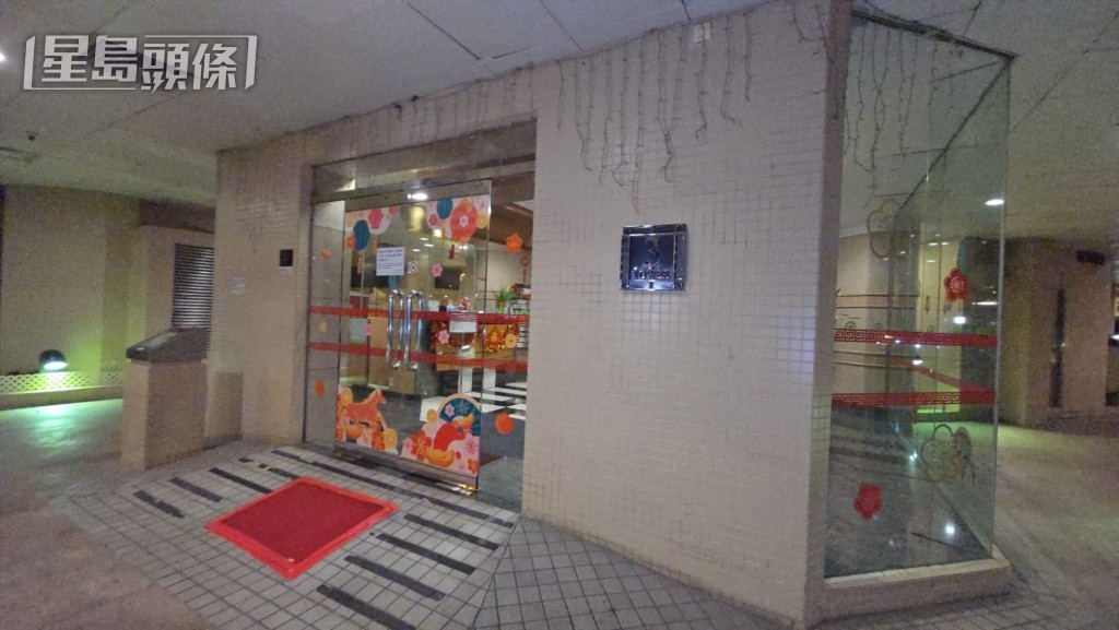 土瓜灣欣榮花園一名63歲男子,疑為拯救身處屋外危險位置的愛貓,不慎失足墮下身亡。蔡楚輝攝 土瓜灣欣榮花園一名63歲男子,疑為拯救身處屋外危險位置的愛貓,不慎失足墮下身亡。蔡楚輝攝