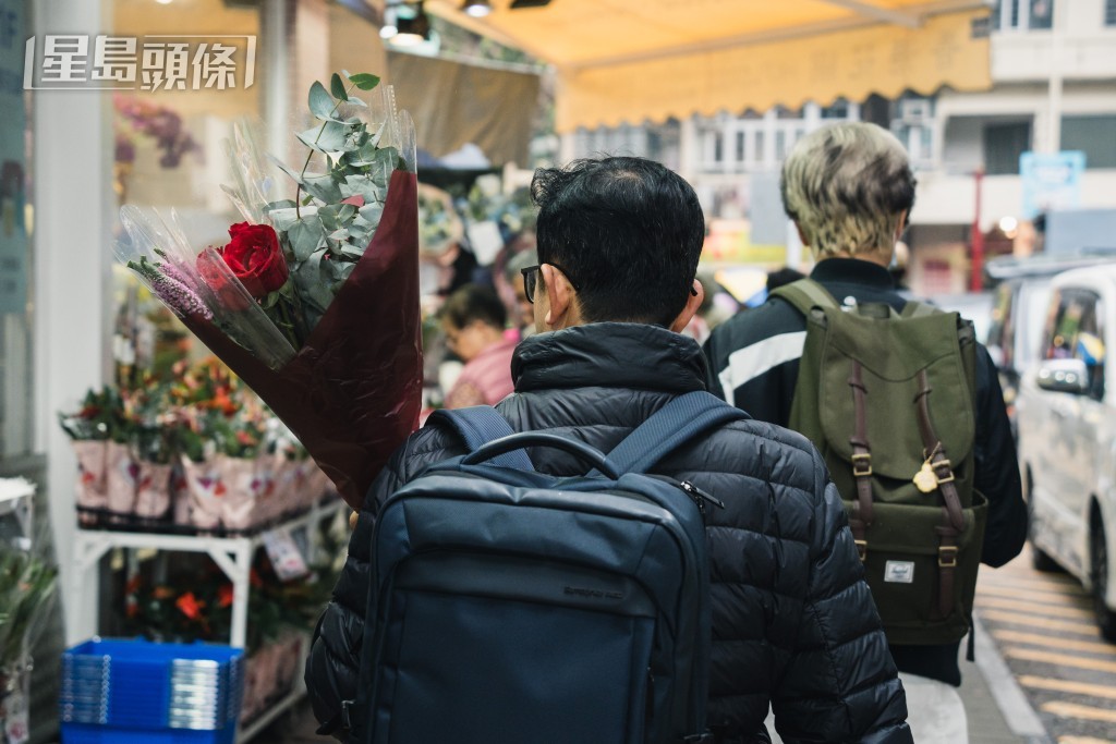 花墟雖下著紛紛細雨，但沒有影響市民選花的心情。汪旭峰攝