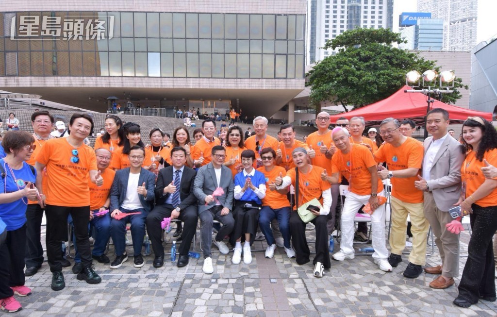 「萬眾開心」馬主之一陳錫元，分享當日與鄧炳強局長 (中) 的開心大合照。