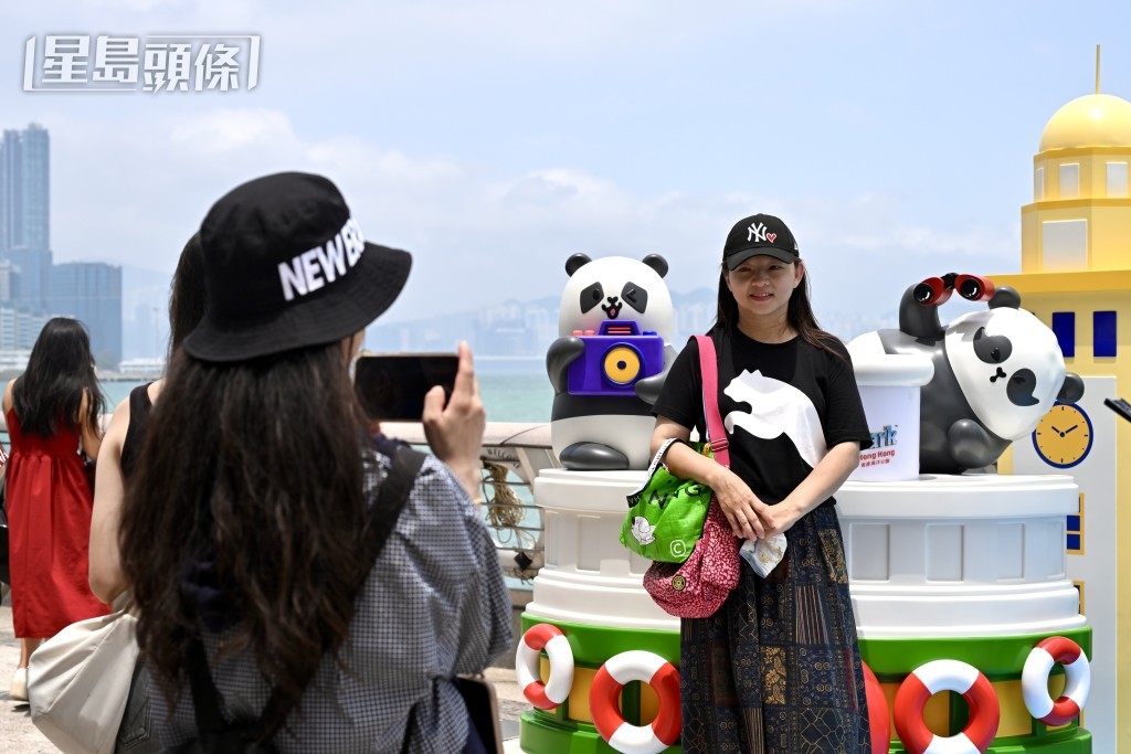 現場有不少熊貓裝置,吸引不少遊客拍照留念。劉駿軒攝 現場有不少熊貓裝置,吸引不少遊客拍照留念。劉駿軒攝
