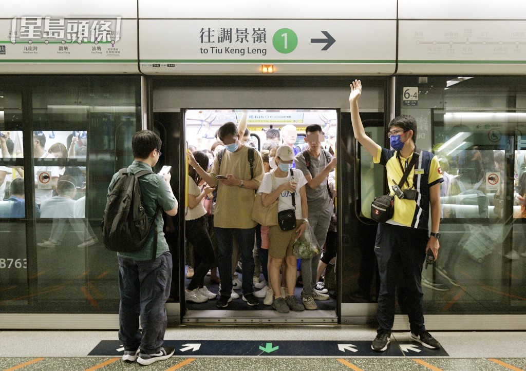 《港鐵附例》設運載行李條件。資料圖片 《港鐵附例》設運載行李條件。資料圖片