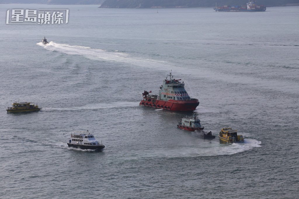 水警及消防輪到場。劉漢權攝 水警及消防輪到場。劉漢權攝
