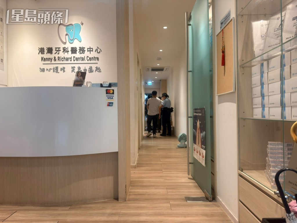 警員在診所內調查。 警員在診所內調查。