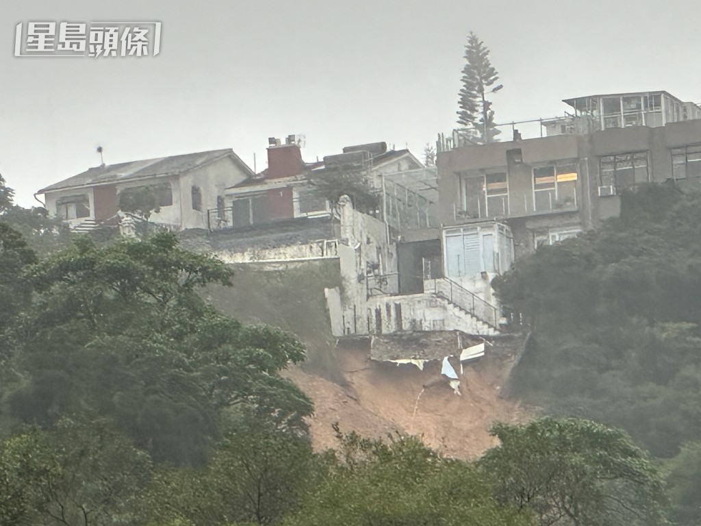 受塌山泥影響,「東桂」有獨立屋地基暴露在懸崖邊,仿如「紅山半島」翻版。梁國峰攝 受塌山泥影響,「東桂」有獨立屋地基暴露在懸崖邊,仿如「紅山半島」翻版。梁國峰攝