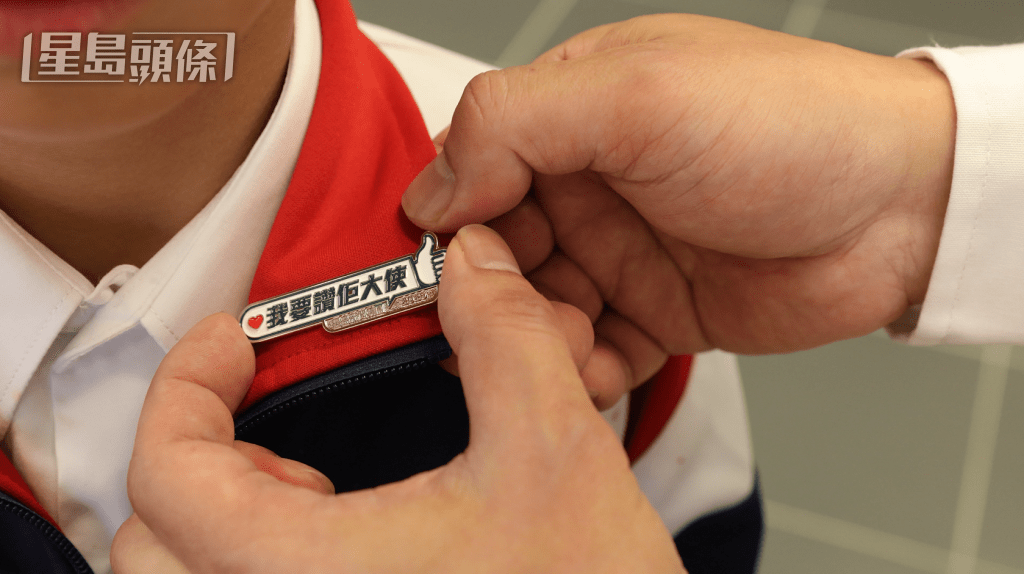 聖心學校校長黃良凱親自為成功救人的學生掛上《我要讚佢》學生大使徽章。 聖心學校校長黃良凱親自為成功救人的學生掛上《我要讚佢》學生大使徽章。