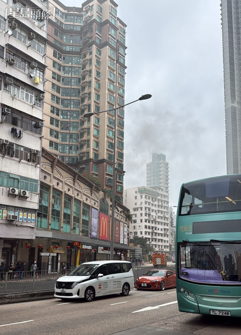 附近街道亦煙霧彌漫。 附近街道亦煙霧彌漫。