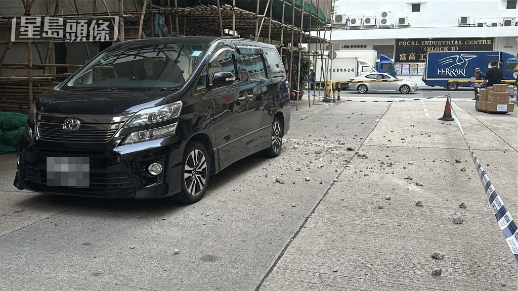 天降石屎擊毀七人車。劉漢權攝
