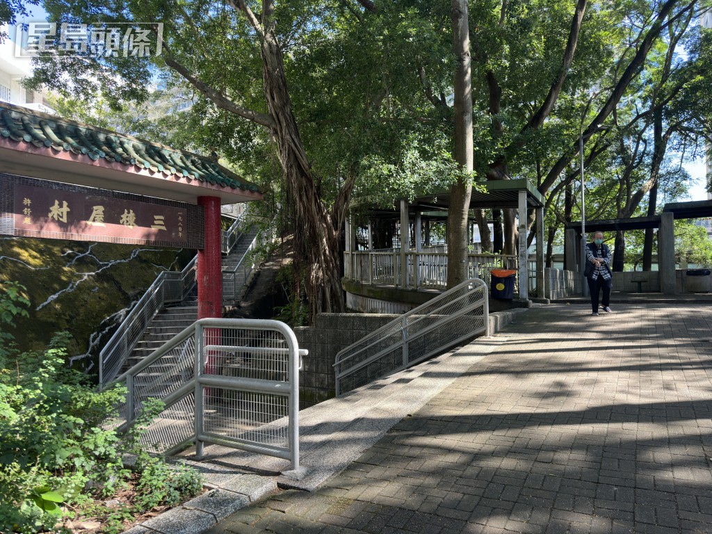 女子在荃灣老圍三棟屋路對開行人天橋遇劫。梁國峰攝 女子在荃灣老圍三棟屋路對開行人天橋遇劫。梁國峰攝
