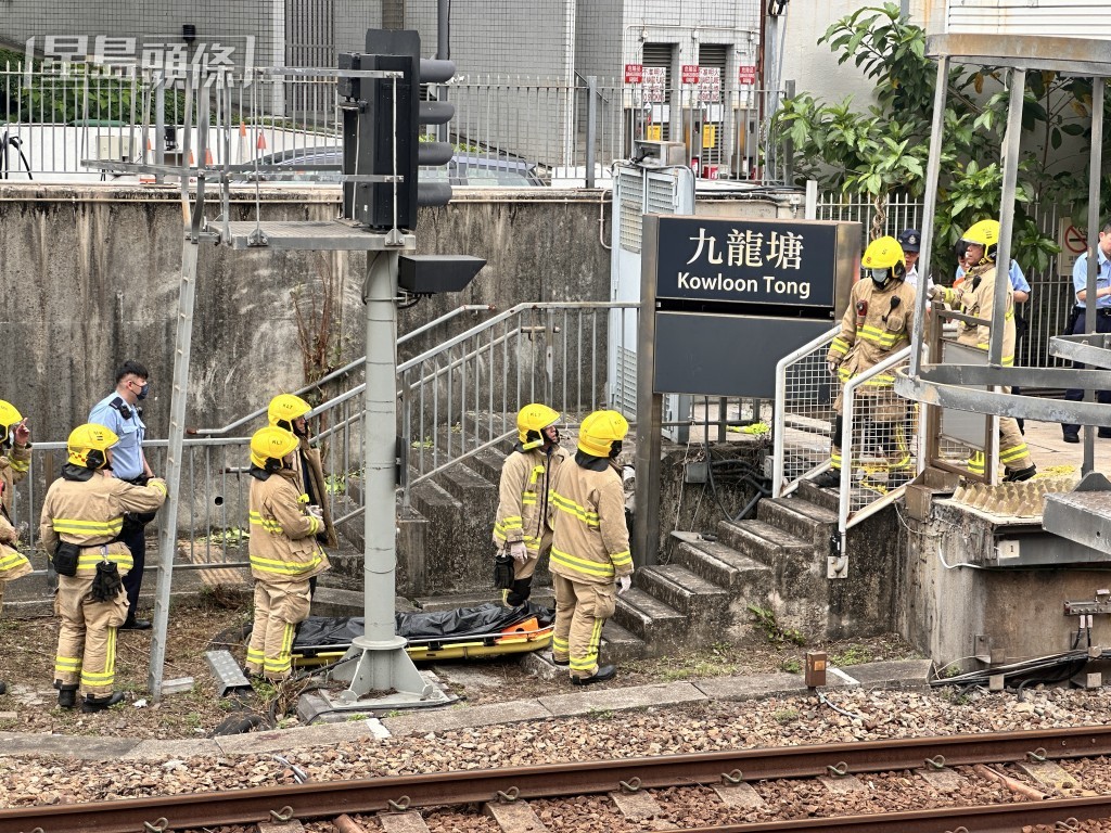 消防員發現一具屍體。梁國峰攝