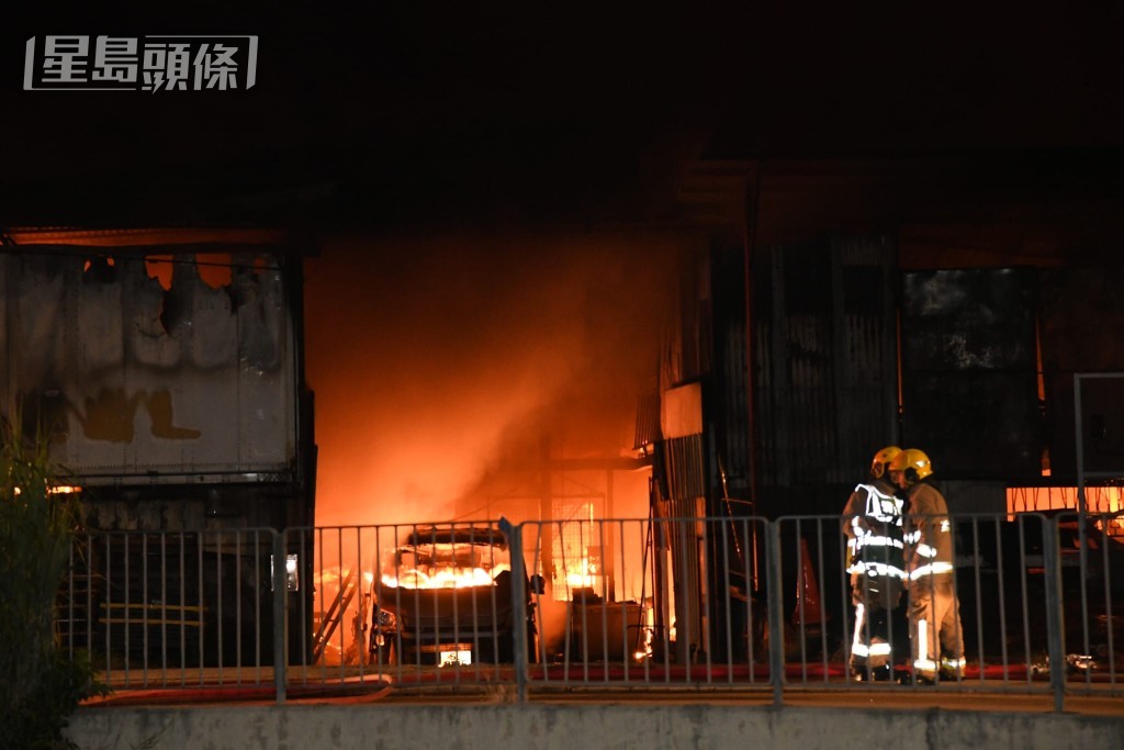 現場火光熊熊。黎志偉攝