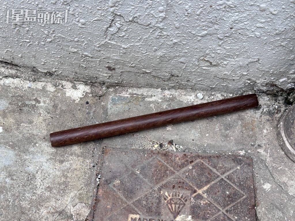 現場遺下一枝木棍。