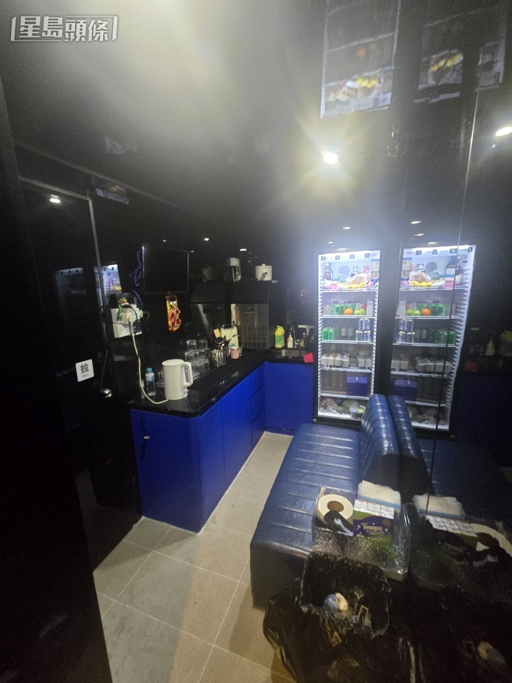 犯罪集團經營的非法夜總會設有多間卡拉OK房,除有大型音響及提供酒水服務,亦都會向顧客提供毒品。 犯罪集團經營的非法夜總會設有多間卡拉OK房,除有大型音響及提供酒水服務,亦都會向顧客提供毒品。