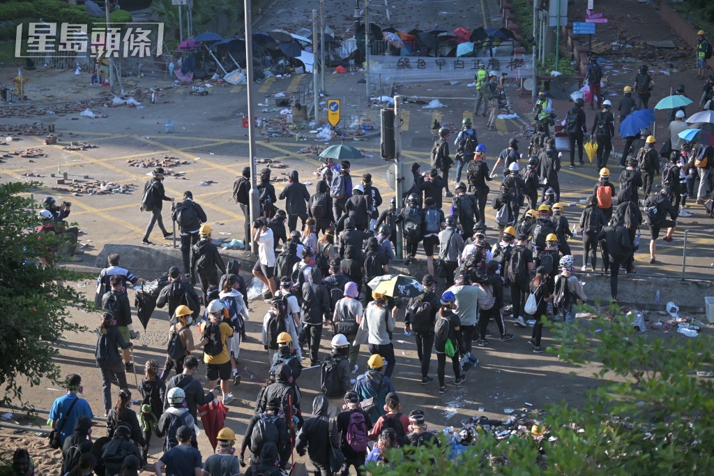 当日大批示威者占据理工大学并与警爆发激烈冲突。资料图片