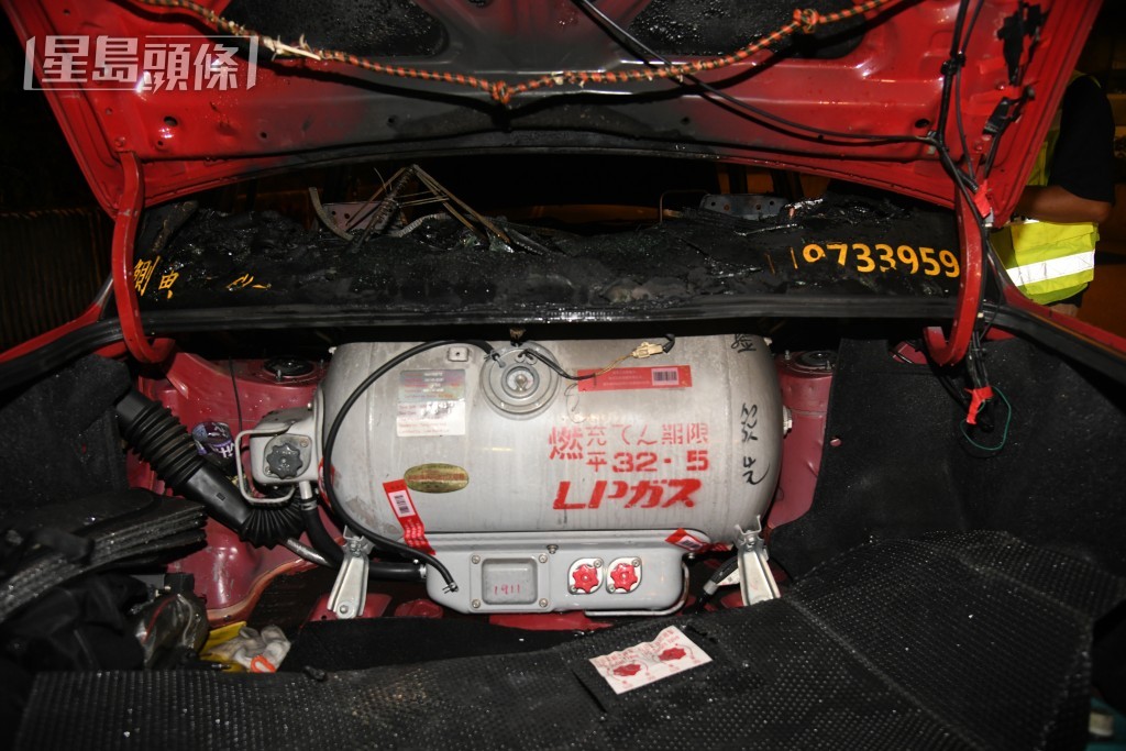 的士嚴重焚毀。黎志偉攝 的士嚴重焚毀。黎志偉攝