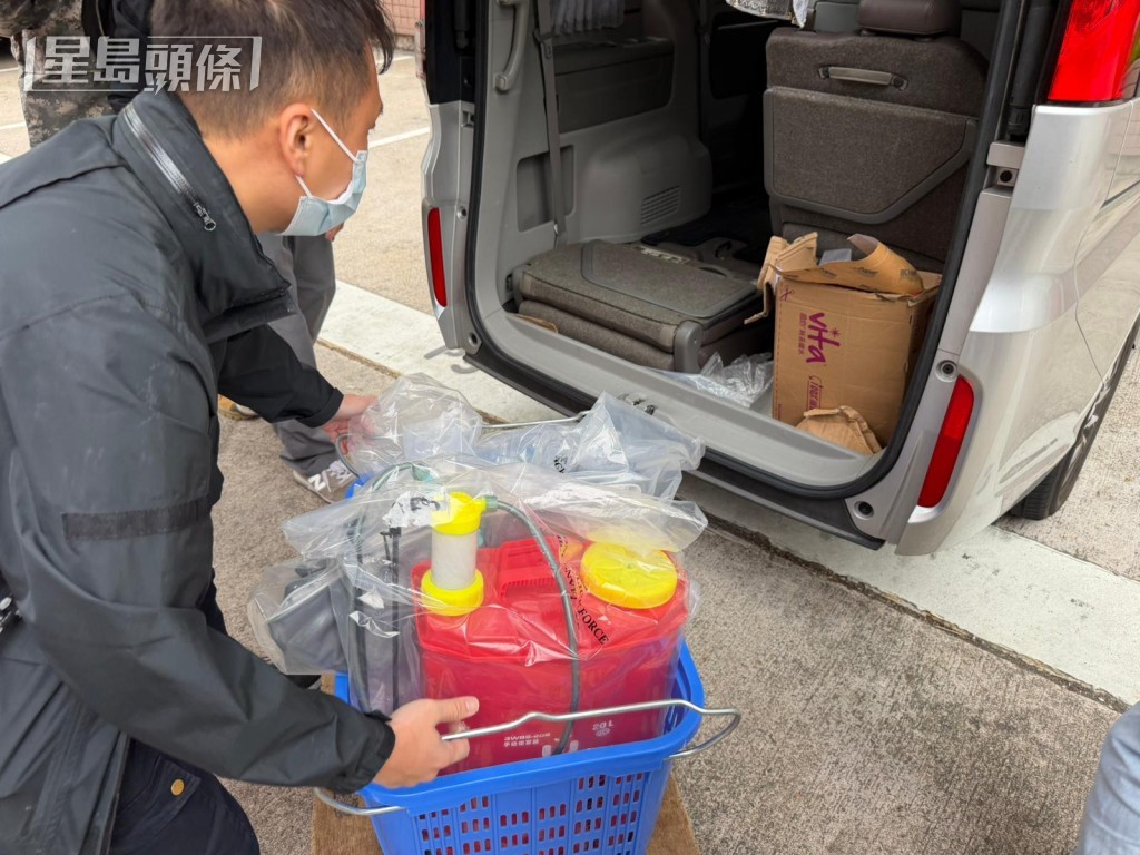 警員在單位內帶走證物。