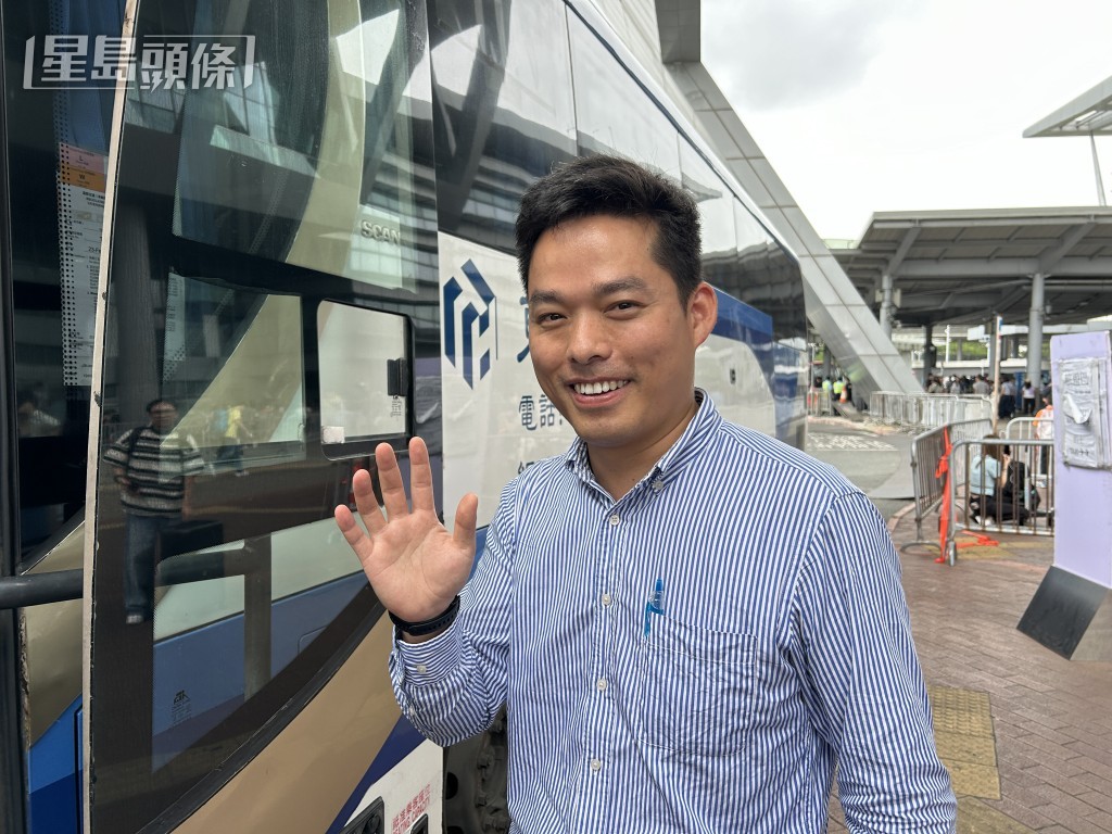 導遊鍾先生帶內地團來港,他指今年內地五一黃金周生意較往年暢旺。 導遊鍾先生帶內地團來港,他指今年內地五一黃金周生意較往年暢旺。