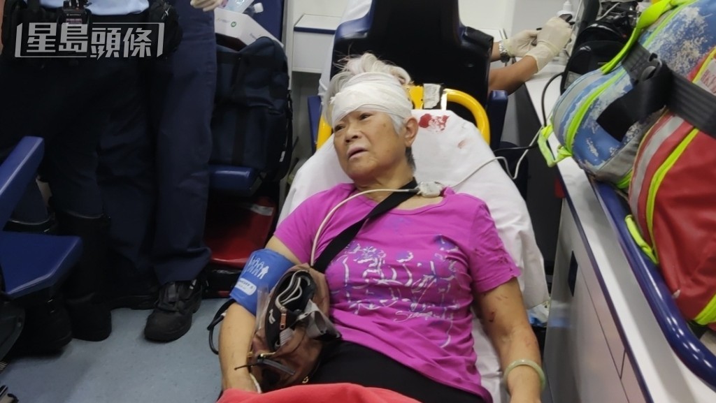 婆婆頭部受傷由救護車送院。黎志偉攝 婆婆頭部受傷由救護車送院。黎志偉攝