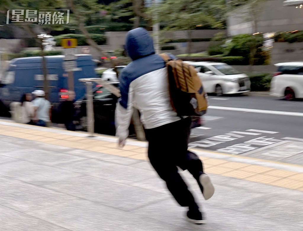 林俊一被定罪后获准保释候惩,林为避镜头甫步出法庭即高速跑向的士,登车离开。黄巧儿摄 林俊一被定罪后获准保释候惩,林为避镜头甫步出法庭即高速跑向的士,登车离开。黄巧儿摄