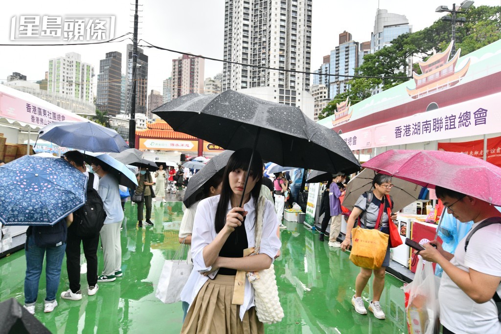 市集現場人頭湧湧。盧江球攝