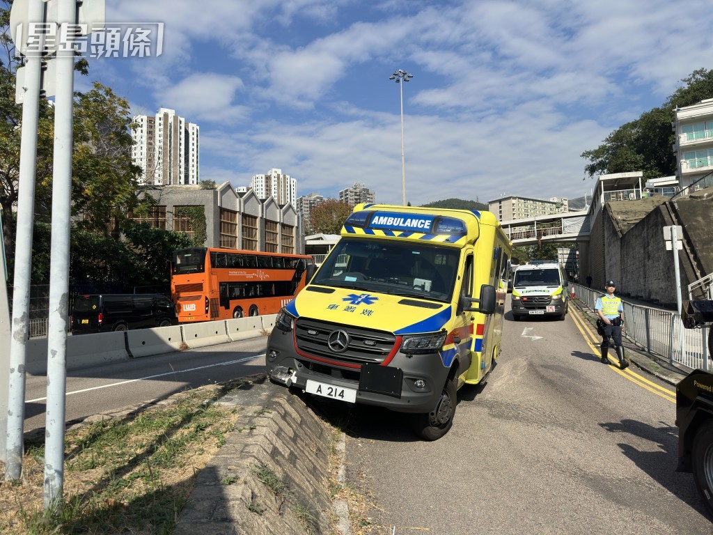 救護車剷上石壆。梁國峰攝